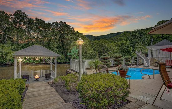 Jackson River Estate Riverfront with Pool, Billiards, Games.