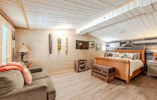 Large King bed
Comfy and Unique Design