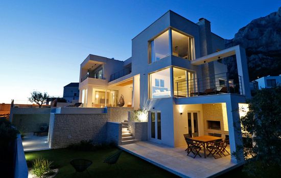 Moderne Villa mit Infinity-Pool im Bergdorf Veliko Brdo