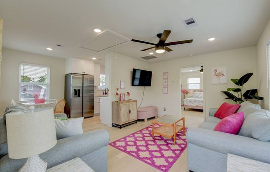 Flamingos on 45th - Carriage House - Cute and Cozy