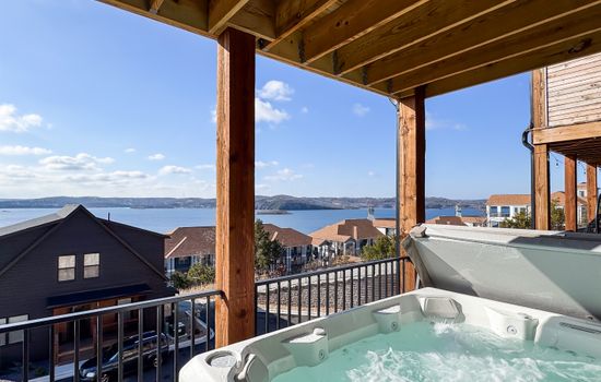 Hot tub on deck to see the views of the lake