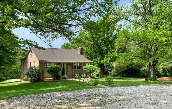 Welcome to your charming country getaway, Setter Haus, surrounded by a spacious front yard and peaceful countryside views. Only 10 minutes to the Purina Events Center, the Setter Haus is popular with guests competing at events held throughout the year.