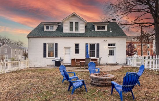 A few blocks from the middle of Downtown WashMo, the Aussie Cottage is an historic white brick home with a classic white picket fence in the back yard.  Aussie is close to Purina Farms, wineries, wedding venues and all the events and restaurants in WashMo.