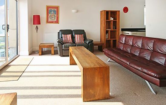 Modern eingerichtete Ferienwohnung in der ersten Etage mit Panorama-Meerblick v