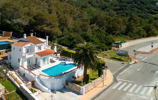 Strandnahe Villa German mit großer Poolterrasse