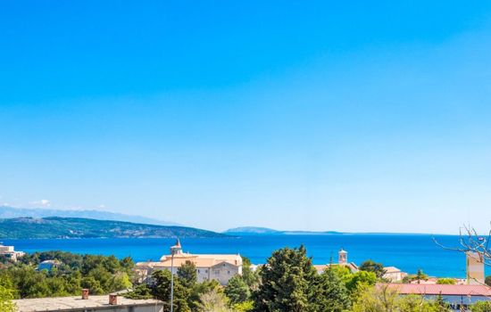 Geräumige Wohnung in Krk mit Garten und Terrasse