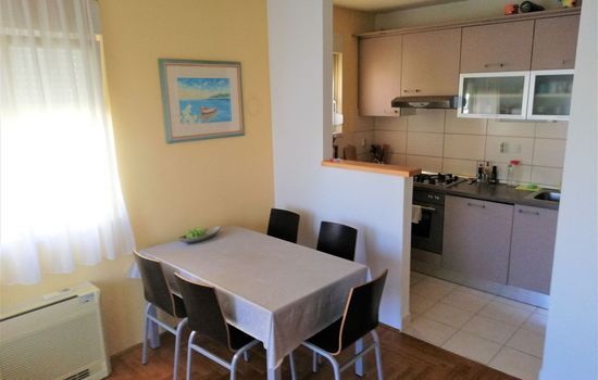 Zentrale Ferienwohnung mit überdachtem Balkon