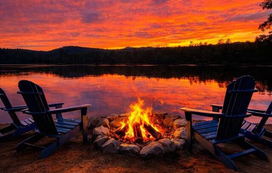 Dusk glow, lights warm, and the whole place feels like it’s exhaling. This is the moment you know you booked the right getaway.