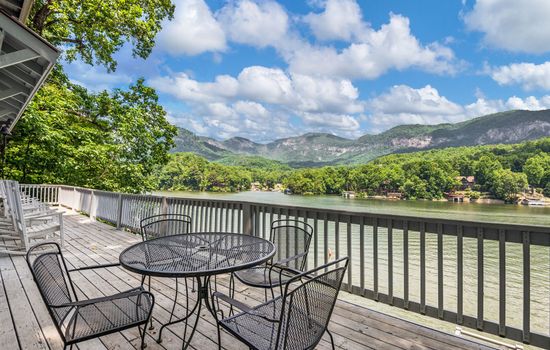 Lake front cottage with pontoon boat in Lake Lure