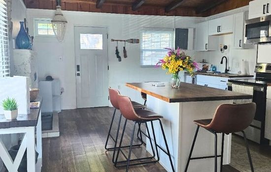 Granary House kitchen with island bar stools – Lakefront Bliss Sunrise Beach vacation rental