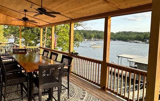 Cove-Out Cottage lakeside deck with dining table – charming lakefront cottage in Gravois Mills, Lake of the Ozarks