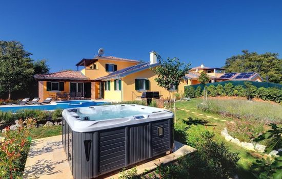 mit Pool, Whirlpool, Terrasse und Garten