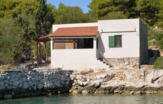 Steinhaus am Meer mit überdachter Terrasse als p