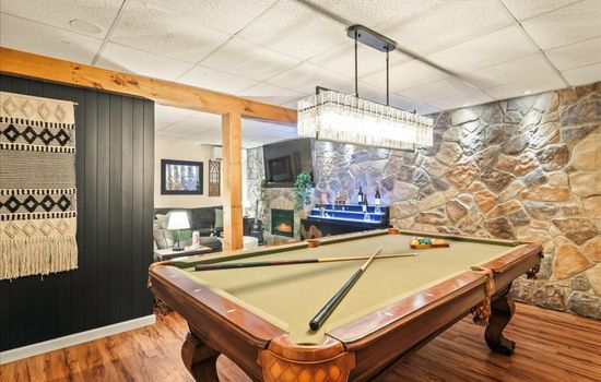 Elegant Cabin for 14, Hot Tub, Pet-Friendly