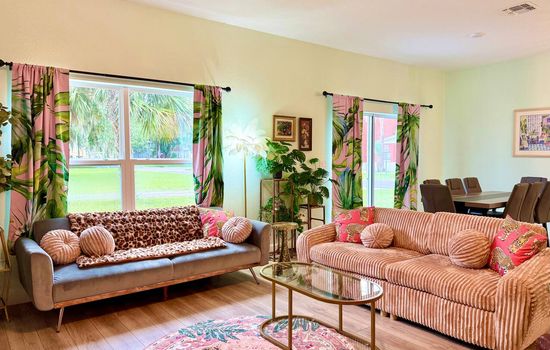 Tropical spotless new home close to downtown
