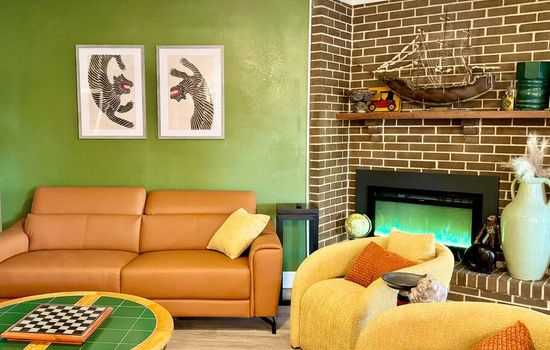 Happy Palette Home Close to downtown Fenced yard