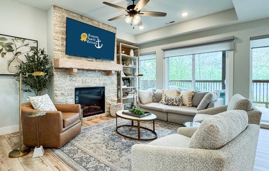 Lakefront, Private Hot Tub, By Downtown Landing | Mini Pearl