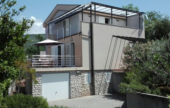 Modern eingerichtete Wohnung mit Meerblick