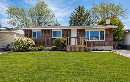 Centrally Located 5 BD Bungalow with Hot Tub