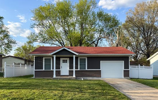 Pacific Bulldogger | 12 min to Purina Event Center, Fenced yard, Dog bonus room