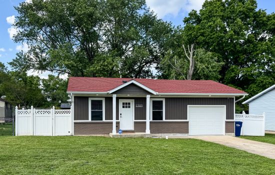 Welcome to Pacific Bulldogger! A pet friendly home located just 11 minutes from Purina Farms. This home is made for an easy and convenient stay with your four legged friends.