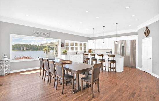 Luxury Lakefront Retreat Sleeps 18 Dock + Hot tub