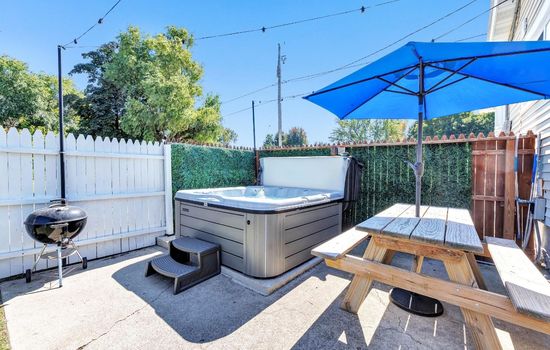 Lazy River Villa - Hottub! Fenced Yard! Fire Pit!