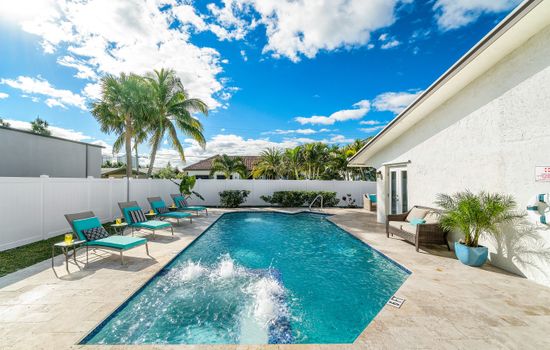 Beach Lux • Heated Pool w/ Infinity Spa, Cabana, BBQ, Golden Tee • Walk to Beach