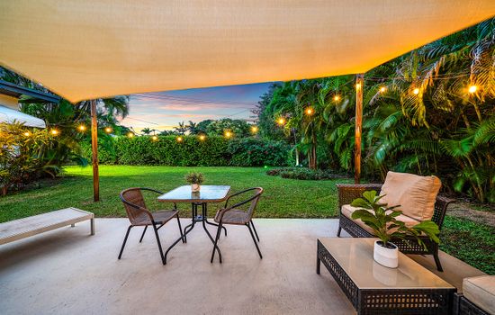 Coastal Serene Courtyard, Lush Garden, BBQ & Bar Cart – $1 Rides to Beach