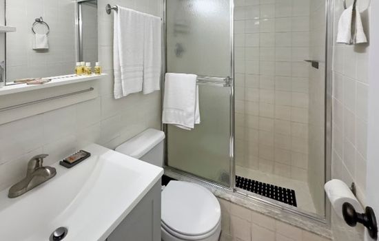Queen Studio w/Kitchen - Near Beach
