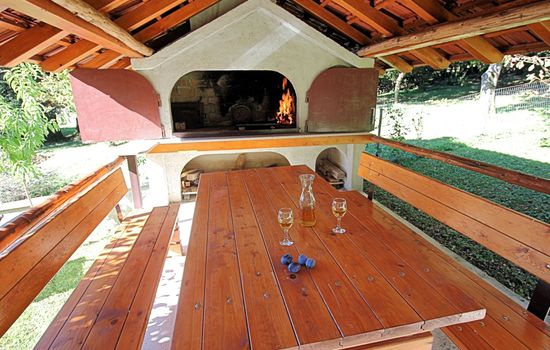 Schönes Ferienhaus in Breze mit Eigenem Balkon