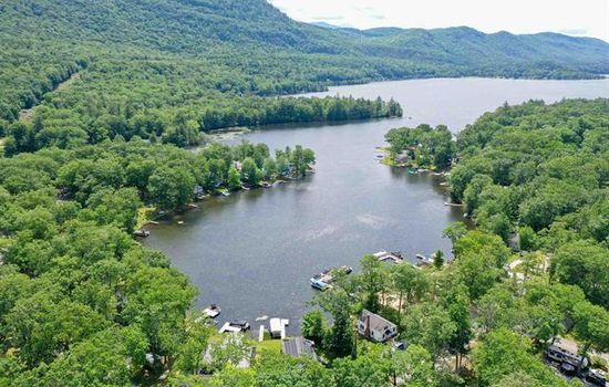 4 BR Waterfront Lakehouse & dock, 8 min Middlebury