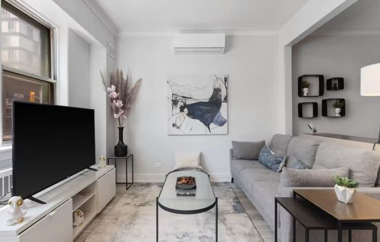 Bright Studio steps from University of Ottawa