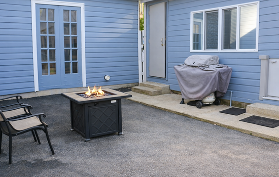 "Rustic Getaway – A Charming & Cozy Cottage for Two or Four!"