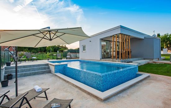 Vollständig freistehende Designervilla mit Infinity-Pool