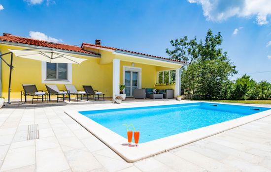 mit Privatpool für 6 Personen ca. 100 m&sup2; in