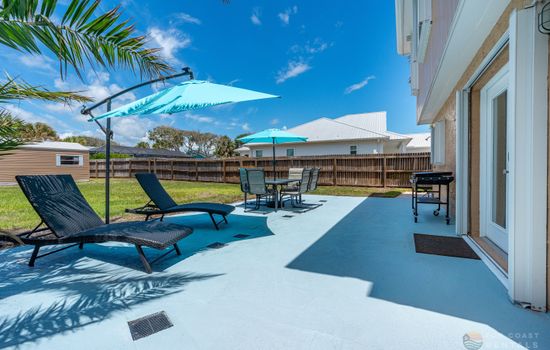 Spacious Open Air Patio with umbrellas and dining table!