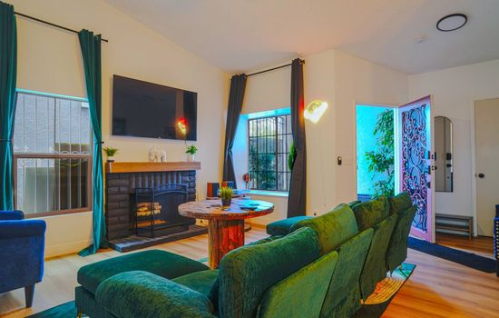 Vibrant Vegas Retreat~Quiet~Cozy~18 min to Strip