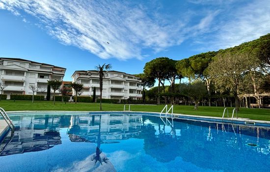 Moderne Ferienwohnung mit Pool und Garten
