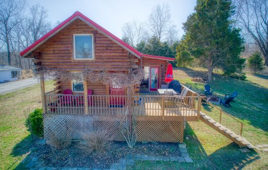 Log Cabin w/ Clawfoot Tub, Hot tub & Starry Nights.  Pet friendly!