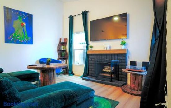 Vibrant Vegas Retreat, Quiet, Cozy, 18 min to Strip