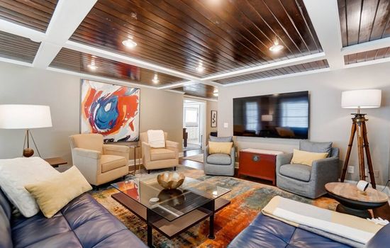 Immerse yourself in comfort with your entire group in this living room. Enjoy a smart TV, equipped with a variety of apps for endless entertainment.