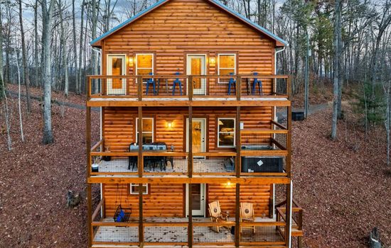 Secluded Serenity – Set against a backdrop of towering trees, this spacious three-level cabin offers a tranquil space to relax and connect with nature.