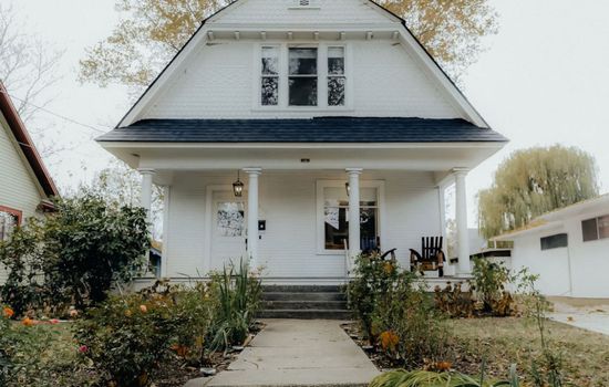 Welcome to your downtown retreat. Stylish exterior in the heart of it all.