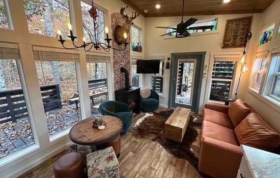 The living room features a Smart TV, Wi-Fi, and board games for entertainment and relaxation.