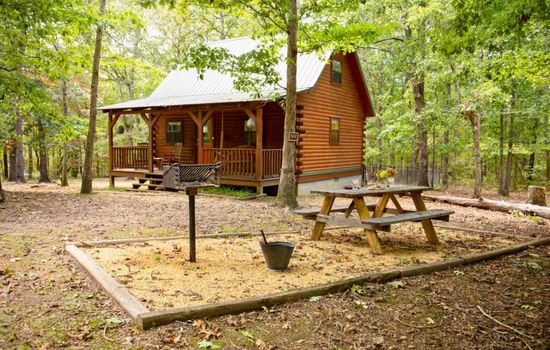 Charming picnic area in the front yard, ideal for outdoor meals and enjoying the fresh air.