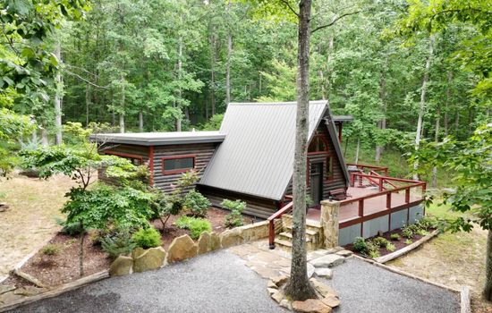 Wolf & Bears! A-Frame with Sauna near the rim of the canyon. Exquisite no matter the season!