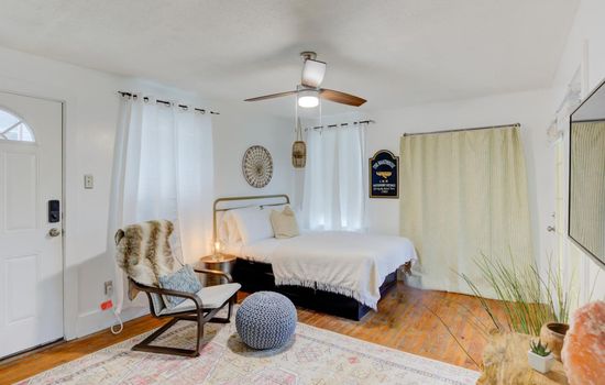 A queen bed made for Memphis-sized relaxation.
