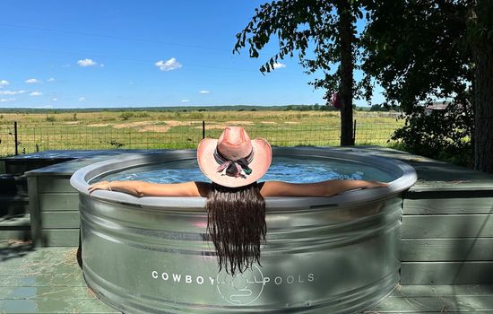 The pool heats up like a hot tub (100-104°F), offering stunning views of happy cows, mountains, and the sunrise. Plus, the pink cowgirl hat stays for your next photo op!