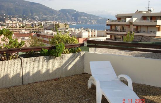 Ruhige Tourismusmöblierung mit Balkon und Pool